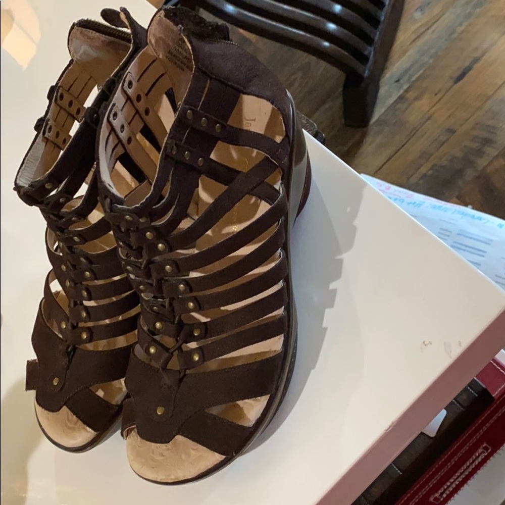 Like new jambu sugar rear zippered sandals